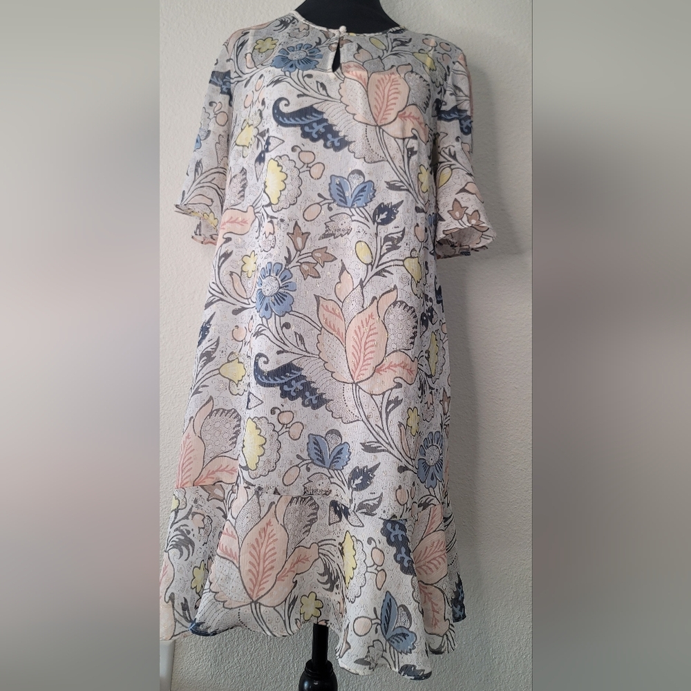 Ann Taylor LOFT White Floral Shift Dress Gold Thread Specks Flutter Sleeves Sz M